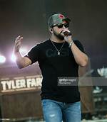 Fluxdash | Tyler Farr (Country Singer)