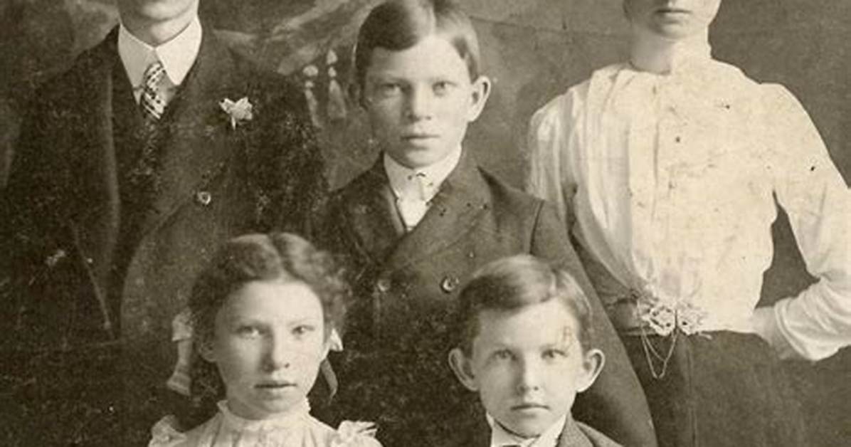 How Old? Wiki and Family |