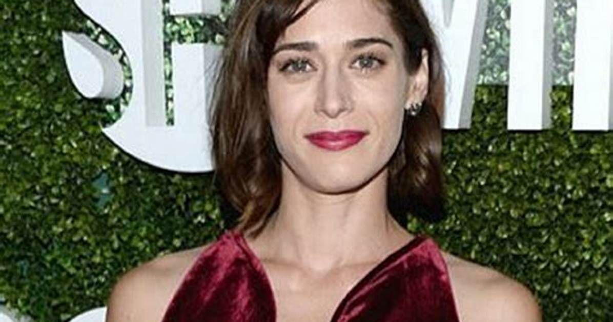 Lizzy Caplan - Bio, Age, Net Worth, Height, in Relation, Nationality, Career
