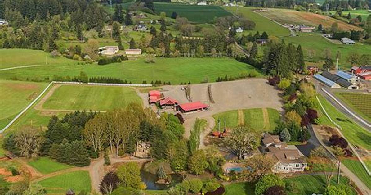 Sixteen Acres of the Roloff Farm Is Still for Sale for a Cool $4M Wed 8 June 2022 10:57 Hele