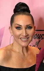 Unveiling the Height of Michelle Visage: How Tall Is She in Feet?